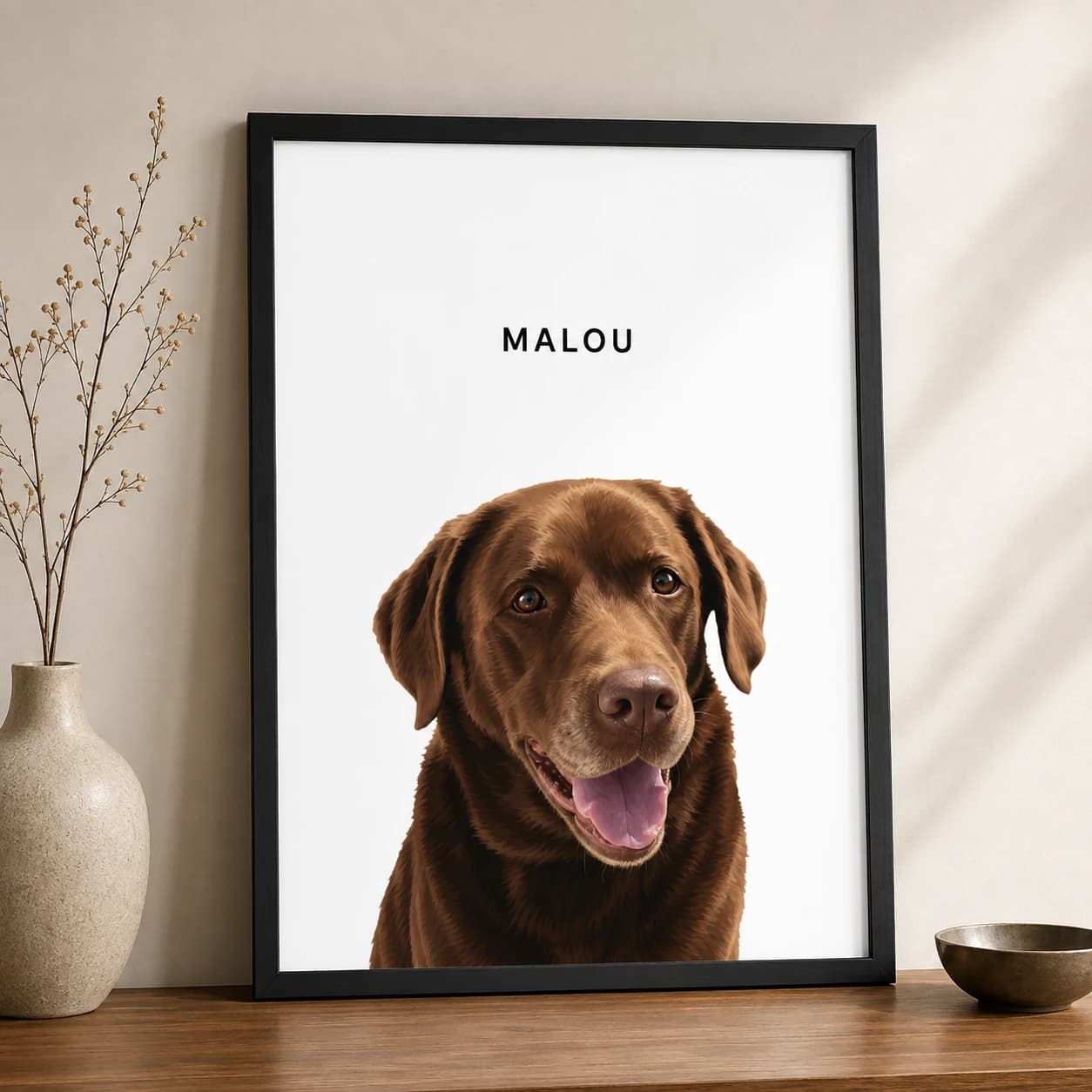 Malou mit offenem Maul als illustriertes Portrait auf weißem Hintergrund im schwarzen Rahmen auf einem Holztisch